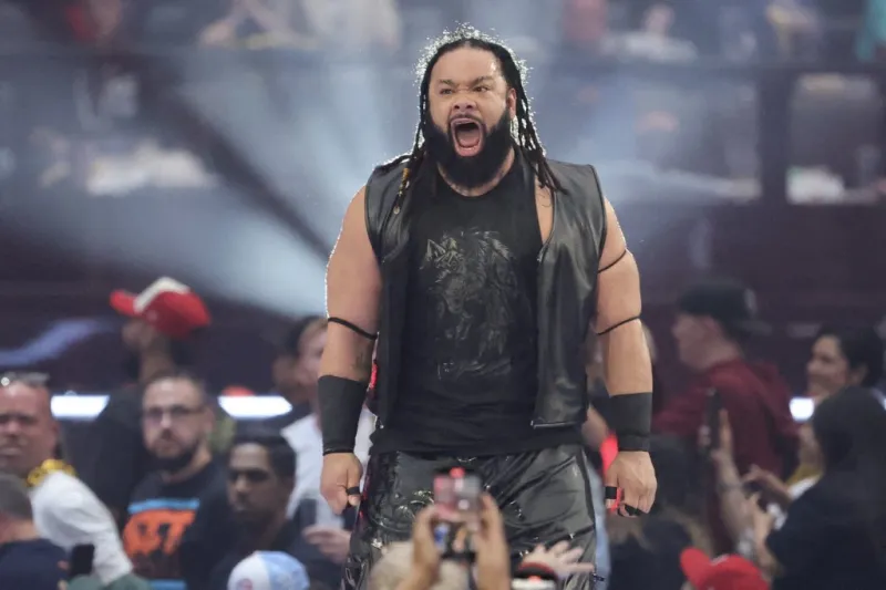 بعد تصعيد مفاجئ: سيارة إسعاف تختم المشهد الفوضوي في RAW (فيديو)