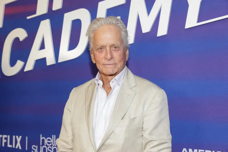 مايكل دوغلاس يكشف تفاصيل حديثه الأخير مع روب راينر قبل وفاته المأساوية