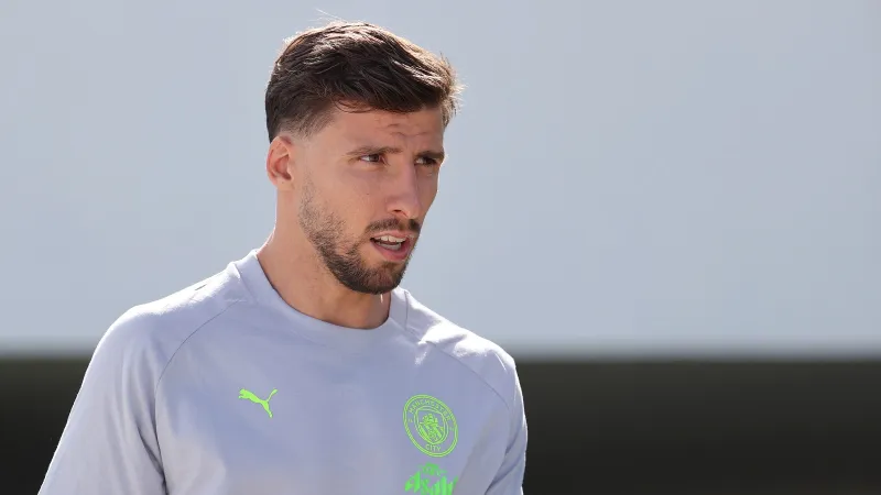 روبن دياز يخطف الأنظار بساعة كارتير فاخرة مرصعة بالألماس