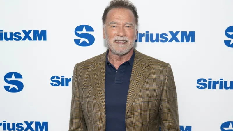 شوارزنيغر يحتفي بابنه باتريك خلال تكريمهما في مهرجان سينمائي (فيديو)