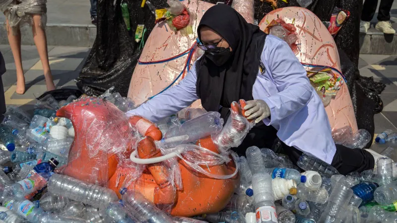 ابتكار ثوري: نوع جديد من البلاستيك النباتي يتحلل في البحر دون إنتاج جزيئات دقيقة (فيديو)