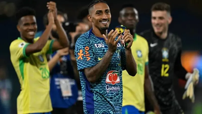 هل يرفض رافينيا العروض المالية ويواصل مسيرته مع برشلونة؟