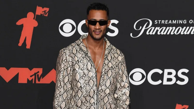 محمد رمضان يخطف الأضواء في فرنسا بأداء عالمي مع غيمس (فيديو)