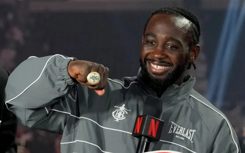 أناقة الأبطال.. تيرنس كروفورد يتألق بساعة مبهرة  في لقائه مع جيسون ستاثام 