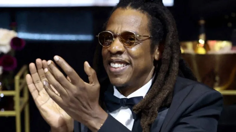 جاي زي يخطف الأنظار بساعة من باتيك فيليب خلال مباراة ليكرز.. تعرف على المواصفات