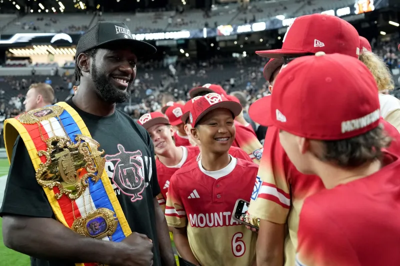 الضربة الأخيرة خارج الحلبة.. تيرينس كروفورد يعتزل بلا هزيمة بعد إسقاط كانيلو (فيديو)