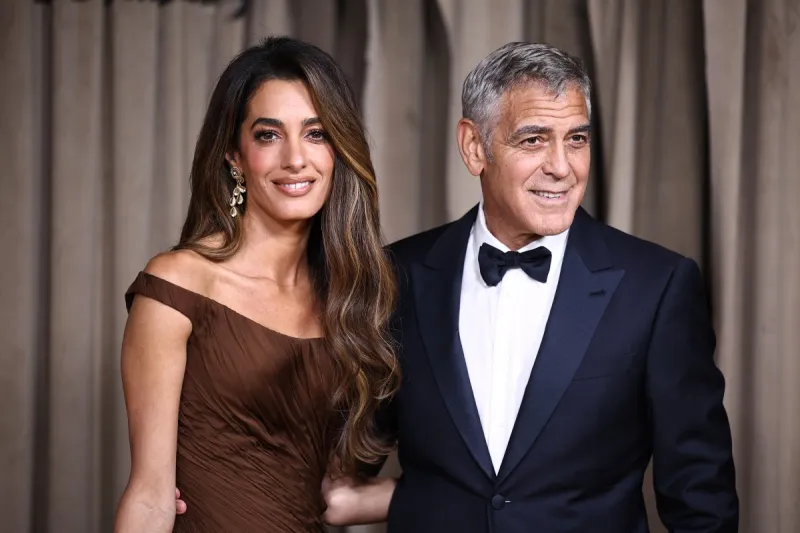 جورج كلوني يكشف كيف يتعرض للتنمر من طفليه: لحظات طريفة من حياته العائلية! (فيديو)