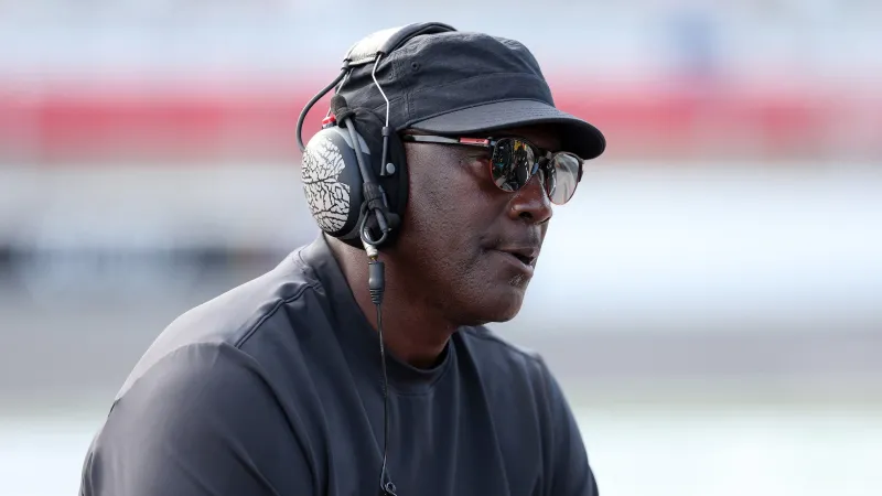 مايكل جوردان يواجه مخاوفه ويغوص في عالم اليخوت الفاخرة والمغامرات البحرية (فيديو)