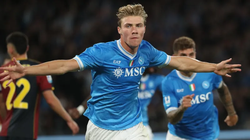 راسموس هويولند يشارك نيريس احتفالًا غريبًا في قمة نابولي ضد روما (فيديو)