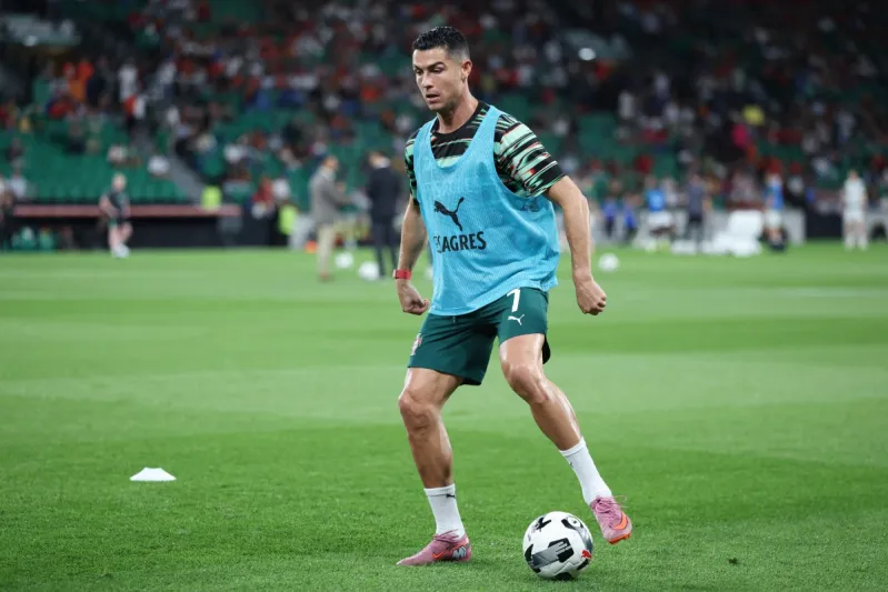  لقاء وهدية خاصة بين رونالدو ولويس ناني بعد فوز النصر على الأخدود (فيديو)