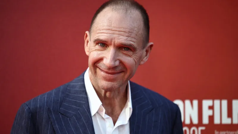 مسيرة حافلة وأدوار خالدة.. كيف صنع رالف فاينز شهرته وثروته؟