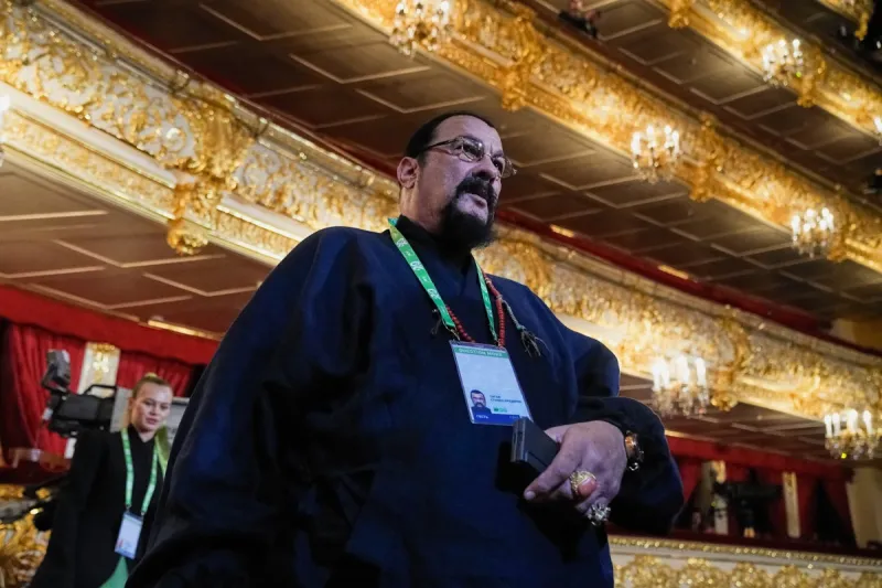 فيديو مثير للجدل للنجم الأمريكي ستيفن سيغال بشأن روسيا (فيديو)