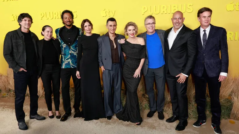 مسلسل Pluribus يواصل إثارة الجدل  ويسجل رقمًا قياسيًا على منصة Apple TV (فيديو)