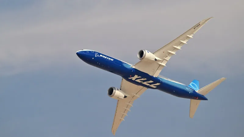 مشهد مذهل.. طائرة بوينغ 777 تخضع لأحد أصعب اختبارات الطيران في التاريخ (فيديو)