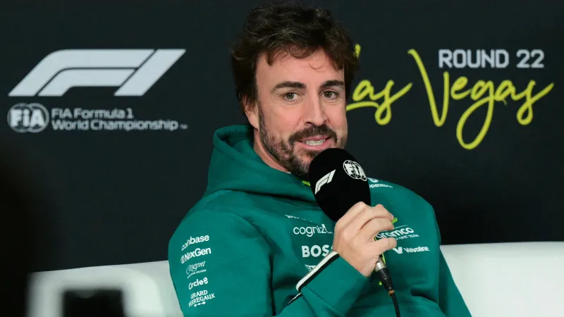 فرناندو ألونسو يخطف الأنظار بجولته الخيالية على سيارة Aston Martin Valiant