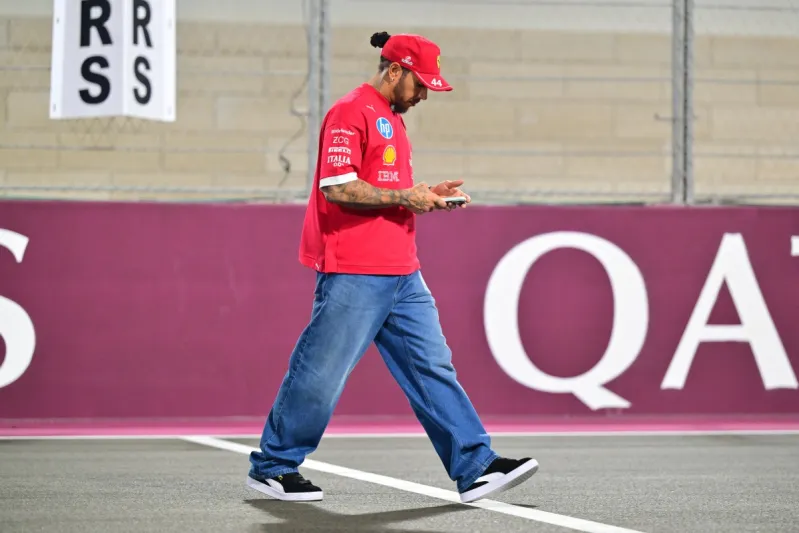 ضغط الإعلام الإيطالي يربك فيراري.. وهاميلتون يوضح تأثيره