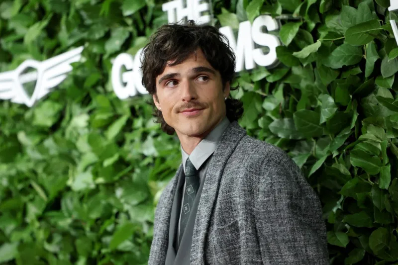 واقعة مثيرة في باريس.. جاكوب إلوردي يهين أحد المصوّرين (فيديو)