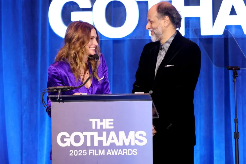 جوليا روبرتس تُدهش الجمهور بموهبتها في الإيطالية بحفل غوثام (فيديو)