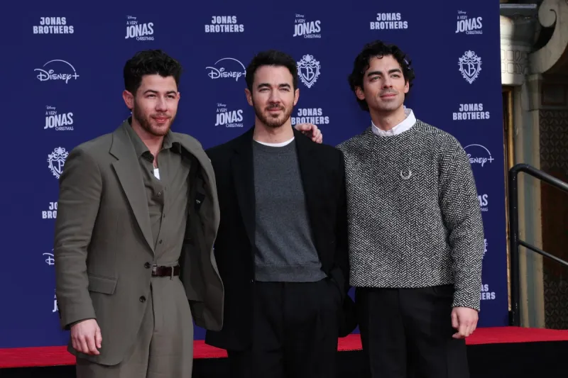 الأخوة جوناس يحتفلون بعشرين عامًا من النجومية الفنية