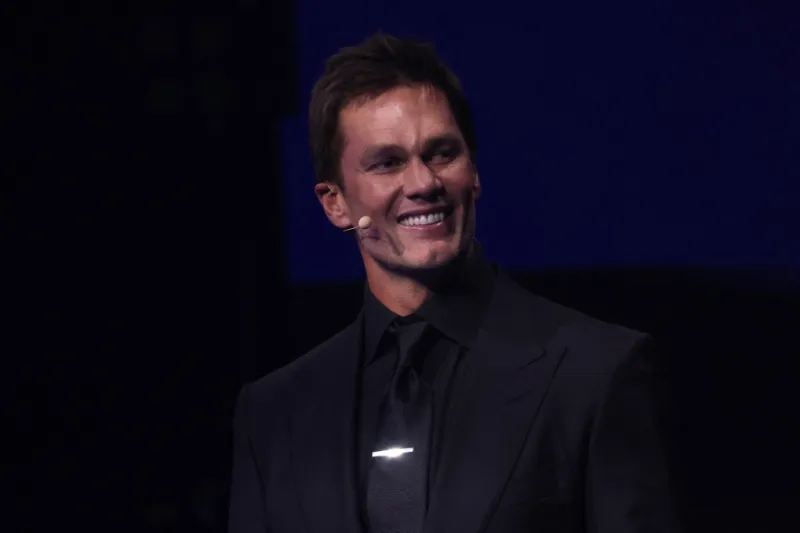 توم برادي يستعرض لياقته خلال عطلة مع ابنه في البهاما  