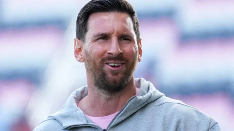 ميسي يبدأ جولته التاريخية للهند G.O.A.T India Tour 2025.. وشاروخان حاضرًا