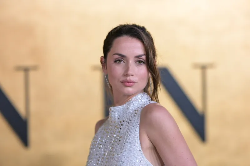 آنا دي أرماس تستكشف جدة التاريخية وتحتفي بإبداع مهرجان البحر الأحمر السينمائي