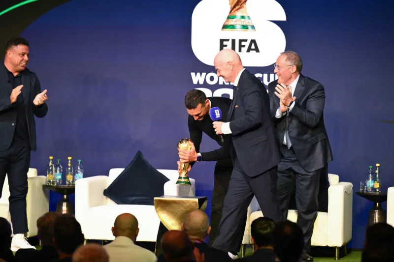 إنفانتينو يعتذر لسكالوني بعد منعه من لمس كأس العالم