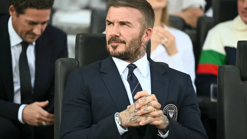 هاري ستايلز يسير على خطى بيكهام في حربه ضد البضائع المزوّرة.. ماذا فعل؟