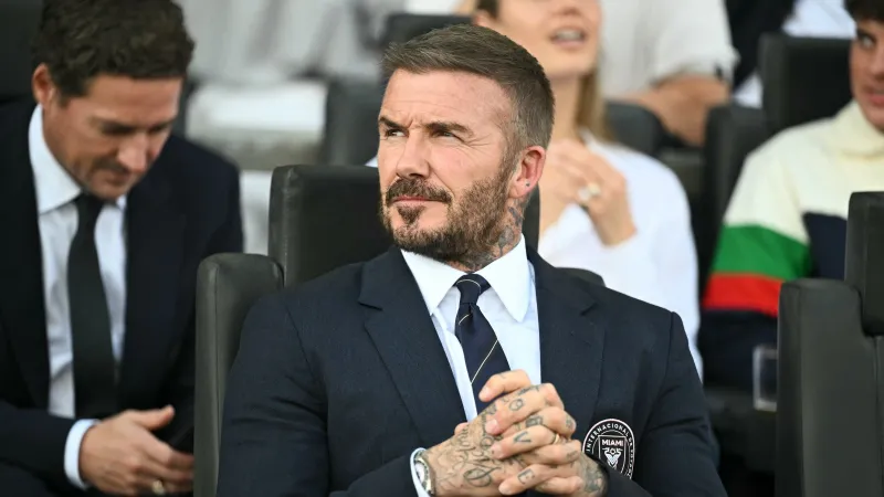 أزمة جديدة في عائلة بيكهام.. خلافات بروكلين مع والديه تخرج للعلن