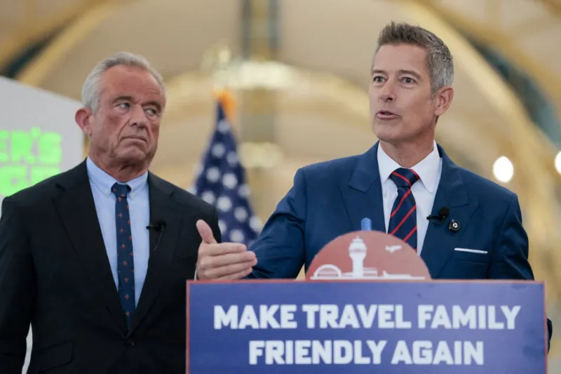 مشهد غير مألوف في المطار.. وزيران أمريكيان يتسابقان على العقلة (فيديو)