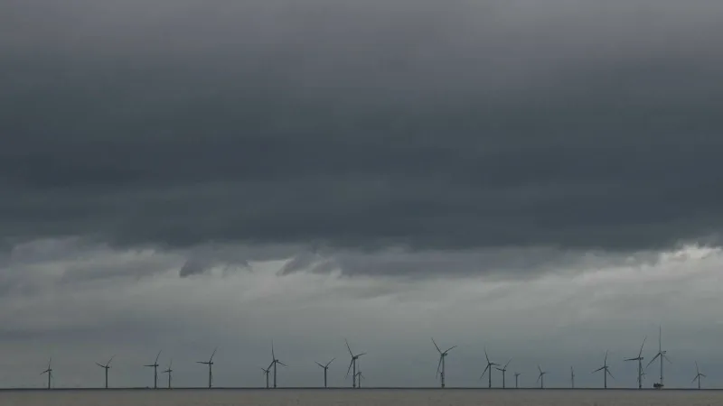 أمواج عاتية من عاصفة برام تضرب سائقي السيارات في شوارع بريطانيا (فيديو)