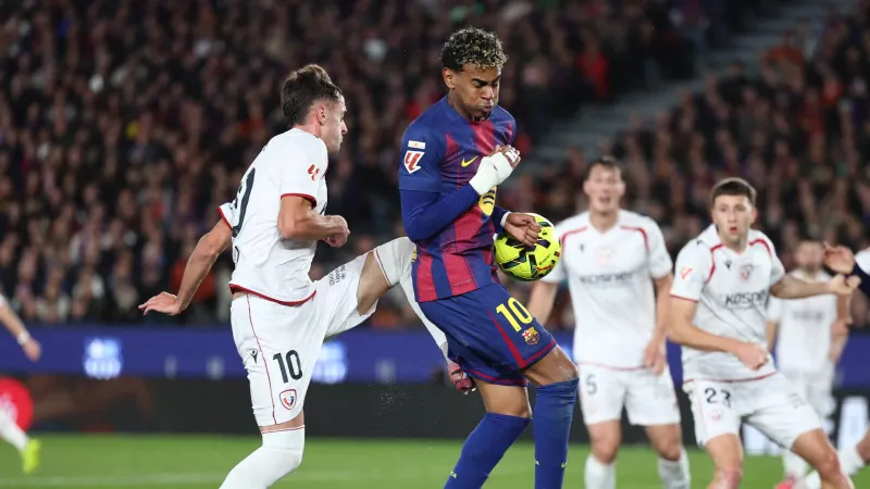 لامين يامال تحت الضغط.. مشهد مثير للجدل في فوز برشلونة على أوساسونا (فيديو)