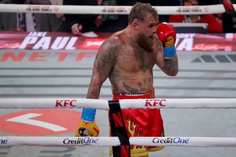 رغم فكه المكسور.. رسالة مؤثرة من جيك بول لدعم خطيبته