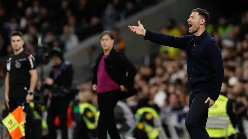 جماهير برشلونة تضع تشابي ألونسو تحت الضغط.. ما القصة؟