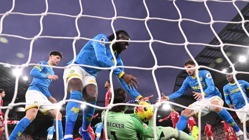 بداية كارثية تطرح السؤال: هل يصبح ولفرهامبتون الأسوأ في تاريخ البريميرليغ؟