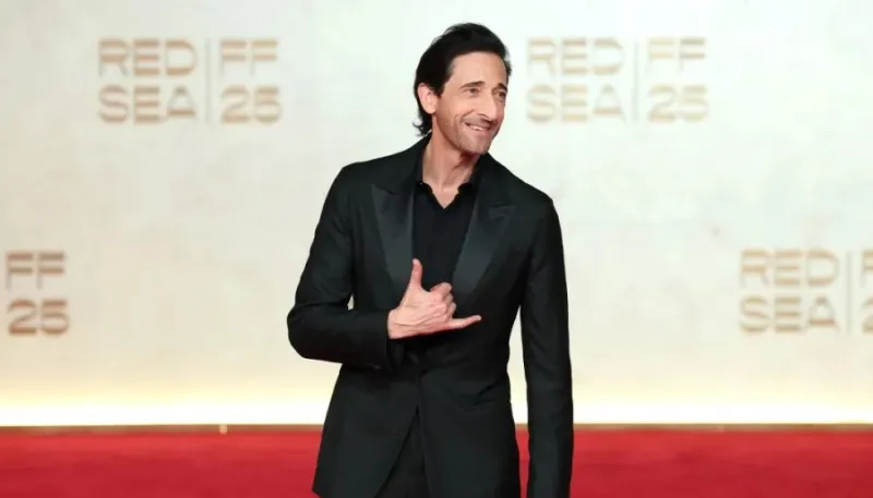 حياة شخصية محدودة وتركيز  على الأداء.. برودي يكشف أسراره من البحر الأحمر