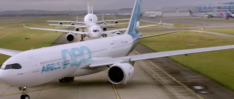 عرض جوي مبهر.. إيرباص تجمع أيقوناتها في تشكيل واحد (فيديو)