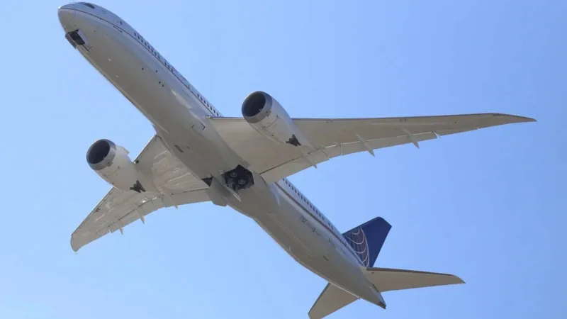 من قمرة القيادة إلى الراحة.. نظرة نادرة على عالم الطيارين المخفي (فيديو)