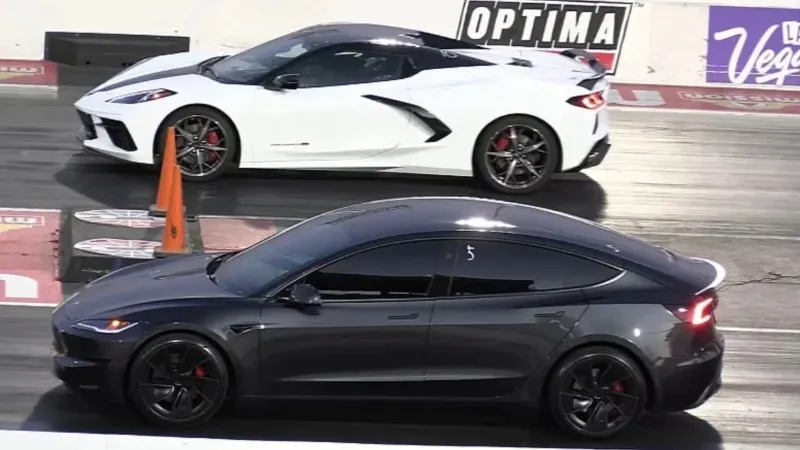اختبار حاسم بين تسلا وكورفيت C8.. من حسم سباق الربع ميل؟ (فيديو)