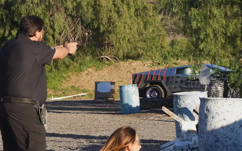 اختبار "جون ويك": ماذا يحدث عند إطلاق الرصاص على نوافذ سايبرتراك؟ (فيديو)