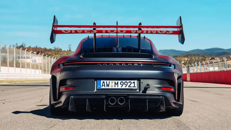 بورشه 911 GT3 2025: مقارنة بين النسختين Touring وManthey RS.. أيهما تختار؟