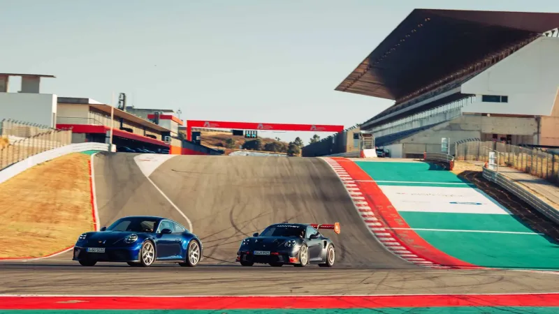 بورشه 911 GT3 2025: مقارنة بين النسختين Touring وManthey RS.. أيهما تختار؟
