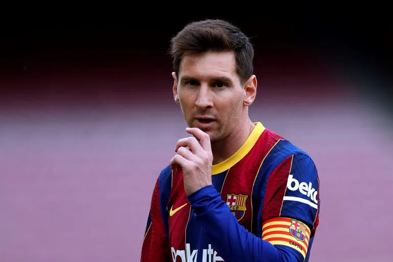 جماهير برشلونة تكافئ ليونيل ميسي خلال مواجهة أتليتكو مدريد.. شاهد ما فعلته (فيديو)