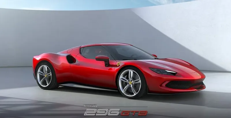 مليونير يرفع سيارته فيراري إلى شرفة شقته برافعة في فيينا (فيديو)