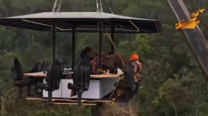 تجربة عشاء بين السحاب تنقلب لكابوس.. عائلة تعلق على طاولة مرتفعة 