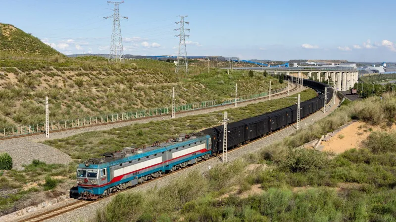 لأول مرة في العالم.. القطار اللاسلكي الصيني يربط سبعة قطارات شحن دون وصلات