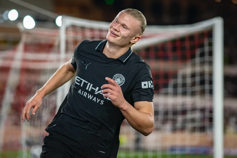 هالاند يتحول إلى بابا نويل ويوزع البهجة على أطفال مانشستر (فيديو)