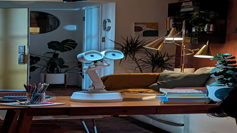 مصباح ذكي يتحرك ويتكلم.. ماذا يمكنه أن يفعل في منزلك؟ ( فيديو )