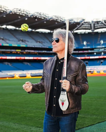 وثيقة من 1980 تعود للواجهة.. أول عقد لنجم الروك جون بون جوفي