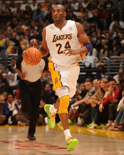 حذاء كوبي براينت الأسطوري «غرينش» يقترب من تحطيم رقم قياسي (فيديو)